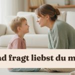 Mama und Sohn sitzen sich lächelnd gegenüber. Aufschrift: Kind fragt liebst du mich