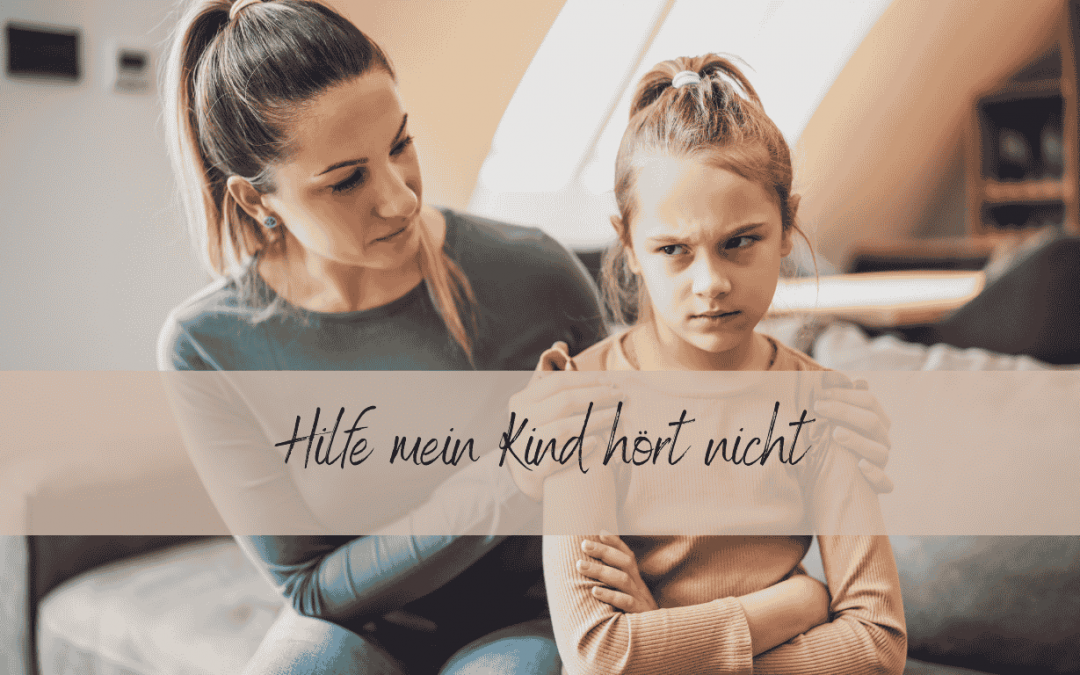 Ein Mädchen sitzt mit verschränkten Armen auf dem Sofa, die Mutter dahinter hat ihr die Hand auf die Schulter gelegt. Aufschrift: Hilfe mein Kind hört nicht