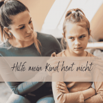 Ein Mädchen sitzt mit verschränkten Armen auf dem Sofa, die Mutter dahinter hat ihr die Hand auf die Schulter gelegt. Aufschrift: Hilfe mein Kind hört nicht