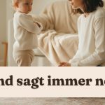Kleinkind steht mit verschränkten Armen vor einer knienden Frau, Aufschrift: Kind sagt immer nein