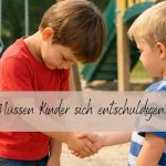 Müssen Kinder sich entschuldigen? 1 Zwei Jungen geben sich auf dem Spielplatz die Hand, darüber die Aufschrift: Müssen Kinder sich entschuldigen?