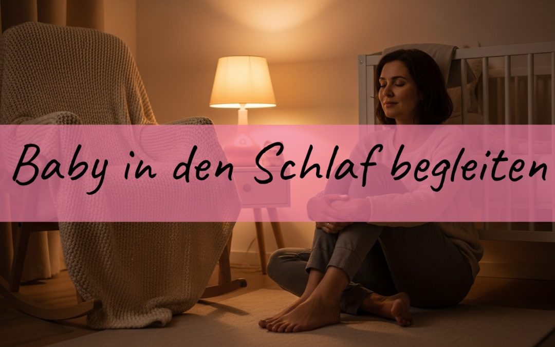 Mutter in ruhigem Abendlicht im Kinderzimmer, Sinnbild für das Baby in den Schlaf begleiten