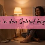 Mutter in ruhigem Abendlicht im Kinderzimmer, Sinnbild für das Baby in den Schlaf begleiten