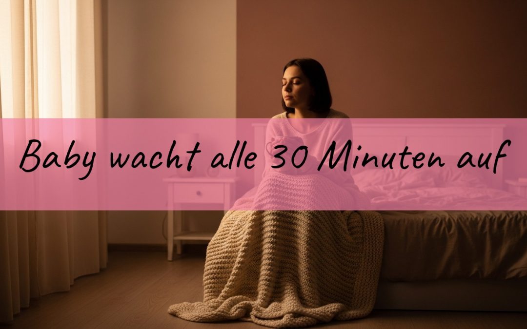 Muede Mama sitzt ruhig am Bett bei Tagesanbruch, Sinnbild fuer Baby das alle 30 Minuten aufwacht