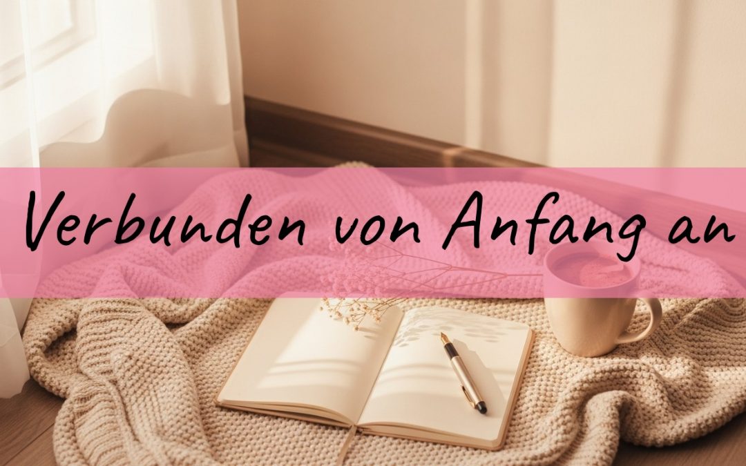 Stillleben mit Tagebuch und Babybooties als Symbol für Bindung in der Schwangerschaft
