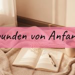 Stillleben mit Tagebuch und Babybooties als Symbol für Bindung in der Schwangerschaft