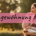 Mama sitzt nachdenklich mit Tasche und Kuscheltier vor der Kita als Symbol für Eingewöhnung Kita