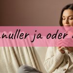 Mama haelt ihr Baby ruhig im Arm, Sinnbild fuer die Frage Schnuller ja oder nein