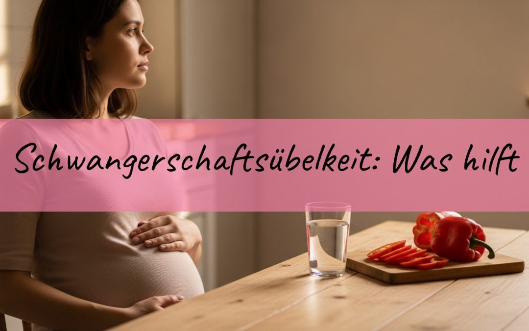 Schwangere Frau am sonnigen Küchentisch mit Gemüse, Sinnbild für Hilfe bei Schwangerschaftsübelkeit