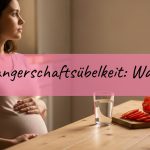 Schwangere Frau am sonnigen Küchentisch mit Gemüse, Sinnbild für Hilfe bei Schwangerschaftsübelkeit