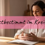 Schwangere Frau am Kuechentisch recherchiert in Ruhe ihre Rechte fuer den Kreissaal