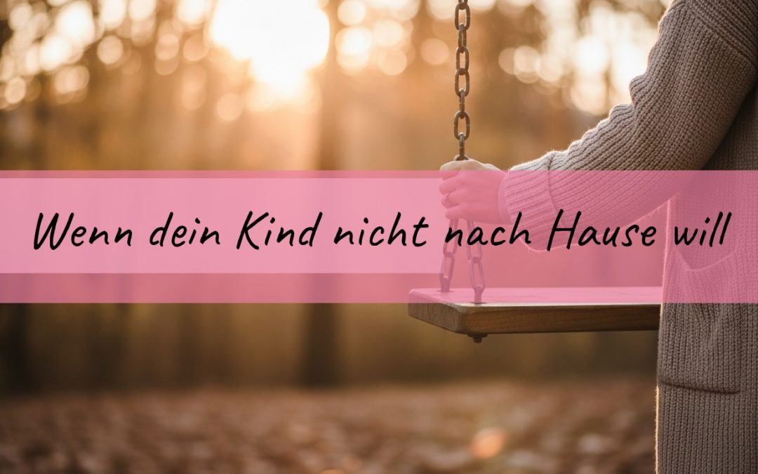 Eine Mama hält die Schaukel am Spielplatz im Abendlicht — Wenn dein Kind nicht nach Hause will