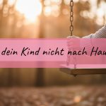 Eine Mama hält die Schaukel am Spielplatz im Abendlicht — Wenn dein Kind nicht nach Hause will