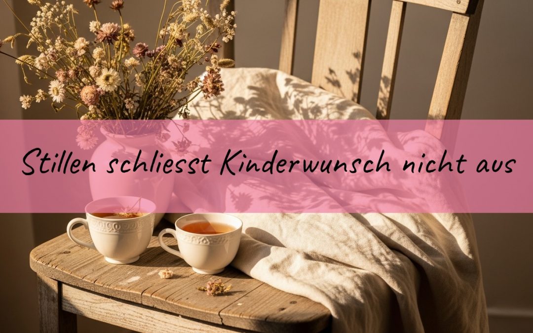 Stillleben mit Babykleidung und zwei Teetassen als Symbol für Geschwisterkinder und Stillzeit