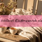 Stillleben mit Babykleidung und zwei Teetassen als Symbol für Geschwisterkinder und Stillzeit