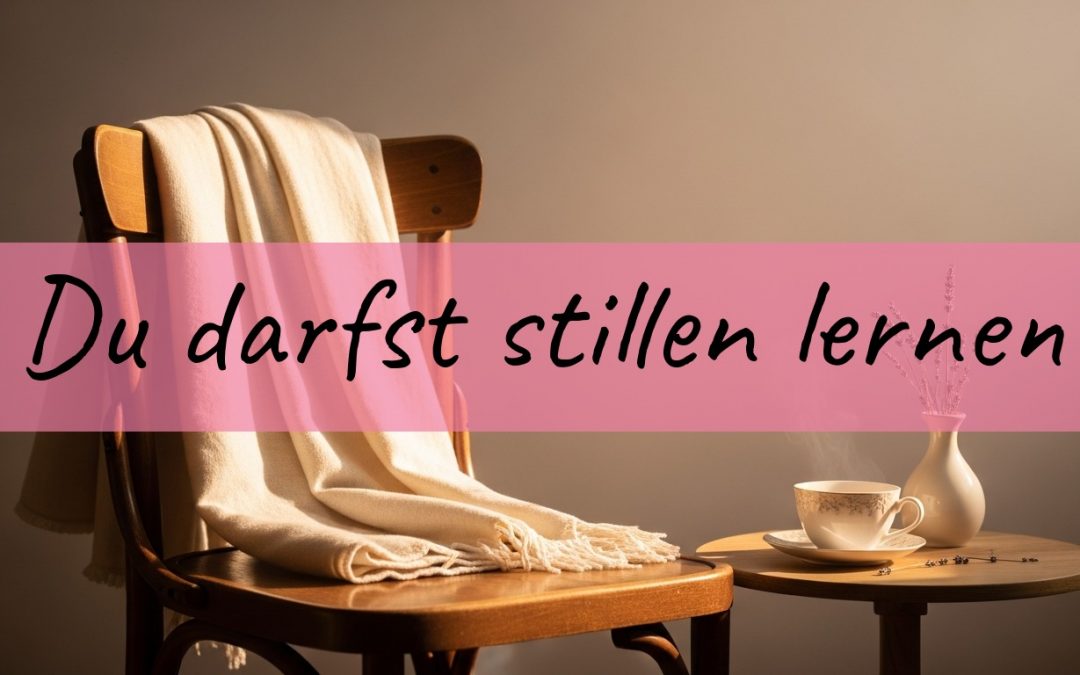 Stillleben mit Tee, Kissen und Babybekleidung als Symbol für einen ruhigen Stillstart