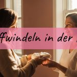 Stoffwindeln Kita: So klappt das Wickeln in der Krippe 1 Mama übergibt Stoffwindel an Erzieherin als Symbol für Kommunikation rund um Stoffwindeln in der Kita
