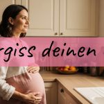 Schwangere Frau steht ruhig in sonnigem Raum, Sinnbild fuer Vergiss deinen ET