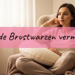 Nachdenkliche Frau im ruhigen Raum mit Stillkissen, Sinnbild für entspanntes Stillen ohne Schmerzen